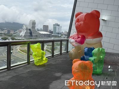 高雄港萌翻!巨大小熊軟糖佔領國門 Q版〈清明上河圖〉還會動