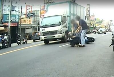 橫行雙黃線逼大貨車煞停路中 後方機車騎士視線受阻撞上行人