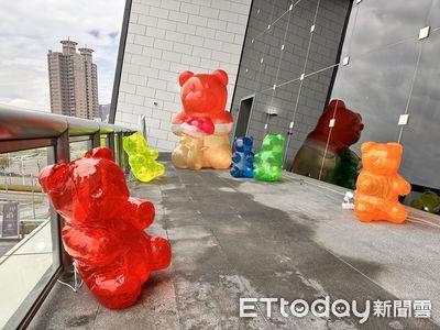 高雄港出現「巨大小熊軟糖」　全球60組藝術家作品一次看