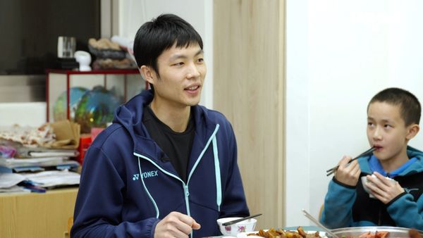 ▲▼羽球一哥周天成（中後）)擔任《誰來晚餐16》來賓             。（圖／公視提供）