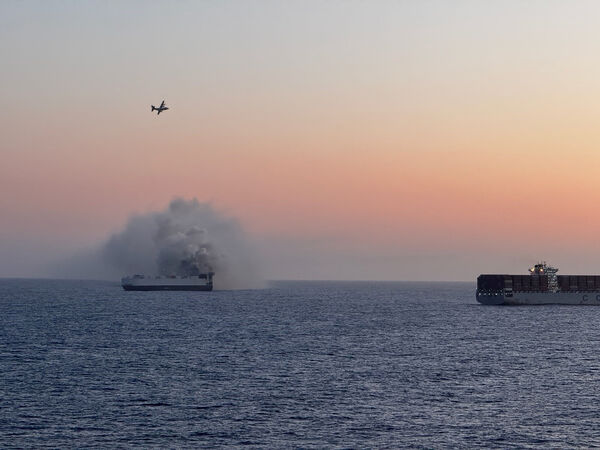 ▲▼貨輪晨光號（Morning Midas）3日在太平洋中部海域失火，導致22名船員被迫棄船逃生，濃煙竄天的畫面相當驚人。（圖／路透）