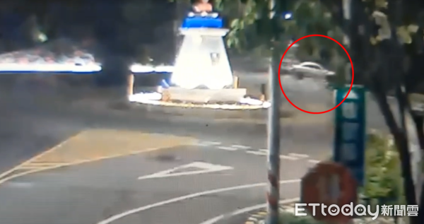 ▲▼             金門男凌晨酒駕上路，自撞路燈。（圖／記者林名揚翻攝）