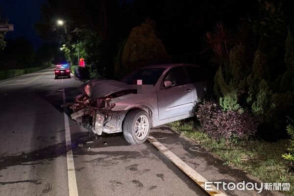 ▲▼             金門男凌晨酒駕上路，自撞路燈。（圖／記者林名揚翻攝）