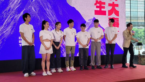 ▲《上山下海過一夜》主持群艾美、八弟、阿傑、Max。（圖／記者葉文正攝）