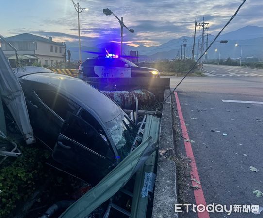 ▲自小客車自撞橋墩衝入路旁排水溝。（圖／記者陳崑福翻攝）