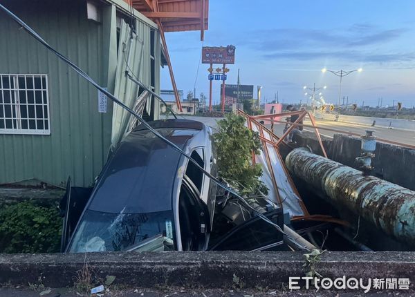 ▲自小客車自撞橋墩衝入路旁排水溝。（圖／記者陳崑福翻攝）