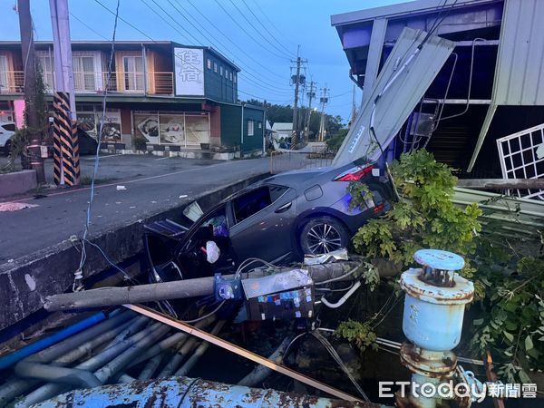 ▲自小客車自撞橋墩衝入路旁排水溝。（圖／記者陳崑福翻攝）