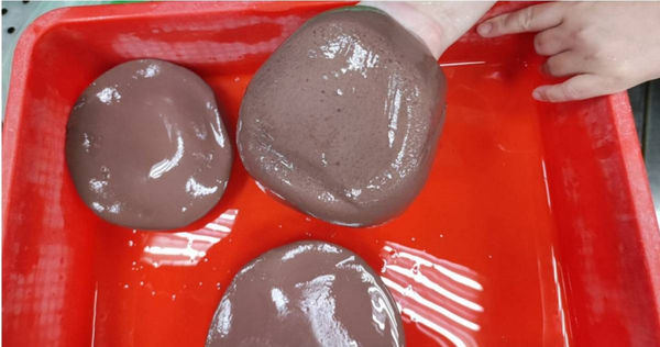 「鴨血」是許多人吃麻辣鍋時必點的美食之一。（圖／翻攝自Facebook／廖炯程）