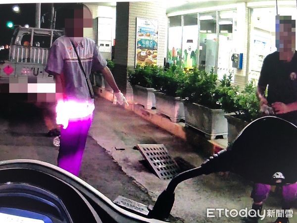 ▲內埔警分局員警讓水溝蓋歸位             。（圖／記者陳崑福翻攝）