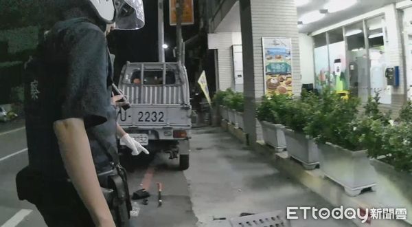 ▲內埔警分局員警讓水溝蓋歸位             。（圖／記者陳崑福翻攝）