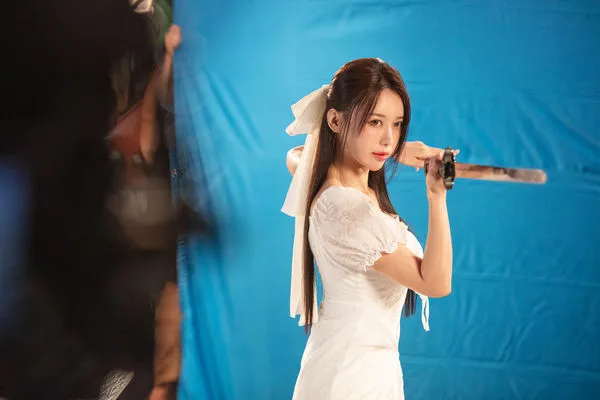 ▲李雅英持劍演出仙氣十足的人氣遊戲角色-陸雪琪。（圖／《誅仙世界》提供）