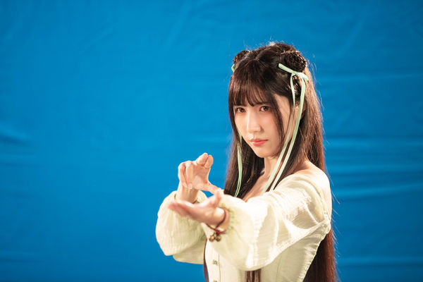 ▲李雅英持劍演出仙氣十足的人氣遊戲角色-陸雪琪。（圖／《誅仙世界》提供）