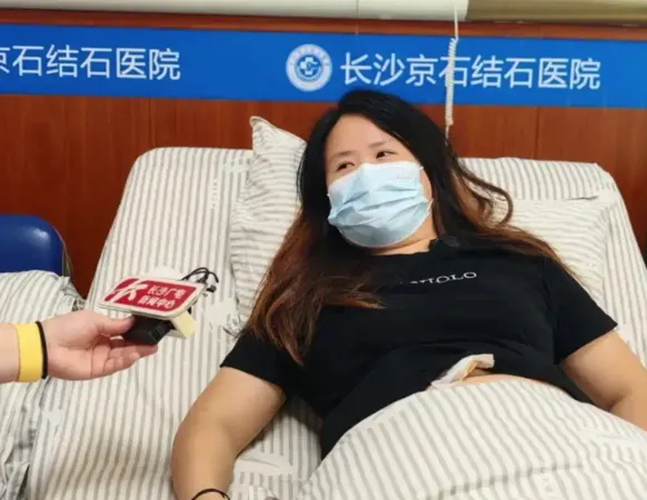 ▲陳小姐腹背脹痛還嘔吐不止。（圖／翻攝自政法頻道）