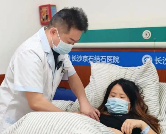 ▲李醫師為陳小姐做術後檢查。（圖／翻攝自長沙政法頻道）