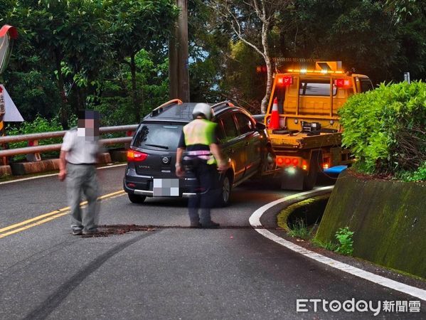 ▲邱男車輛故障，里港警分局員警協助排除。（圖／記者陳崑福翻攝）