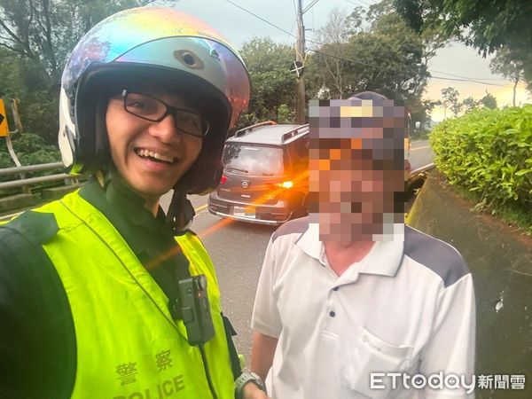 ▲邱男車輛故障，里港警分局員警協助排除。（圖／記者陳崑福翻攝）