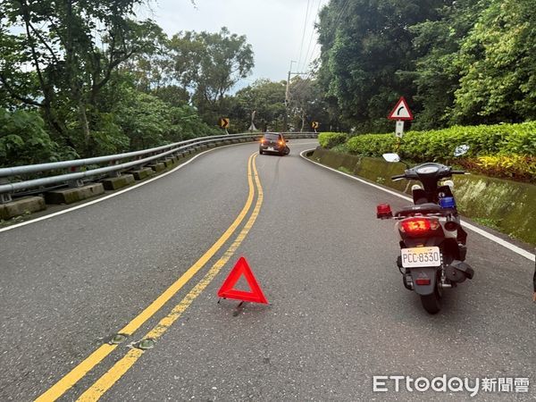 ▲邱男車輛故障，里港警分局員警協助排除。（圖／記者陳崑福翻攝）