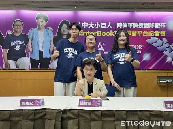▲▼陳攸華教授(前排)帶領團隊，與得勝者文教產學合作，開發「EnterBook」英語學習平台，免費提供國高中使用。（圖／記者許敏溶攝）