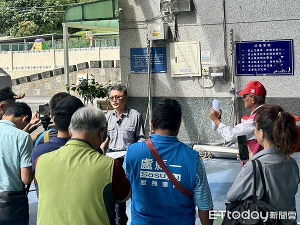 ▲▼爆破造成碎石噴飛砸損民宅及居民撿拾到的碎石。（圖／民眾提供，下同）