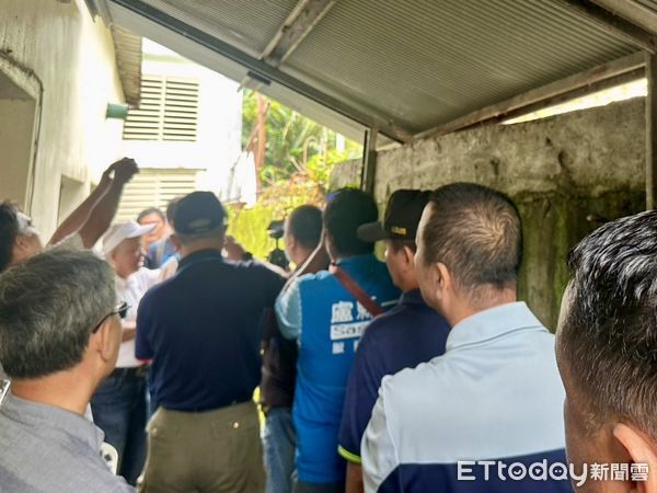 ▲▼爆破造成碎石噴飛砸損民宅及居民撿拾到的碎石。（圖／民眾提供，下同）