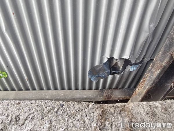 ▲▼爆破造成碎石噴飛砸損民宅及居民撿拾到的碎石。（圖／民眾提供，下同）