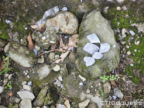 ▲▼爆破造成碎石噴飛砸損民宅及居民撿拾到的碎石。（圖／民眾提供，下同）