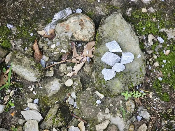 ▲▼爆破造成碎石噴飛砸損民宅及居民撿拾到的碎石。（圖／民眾提供，下同）