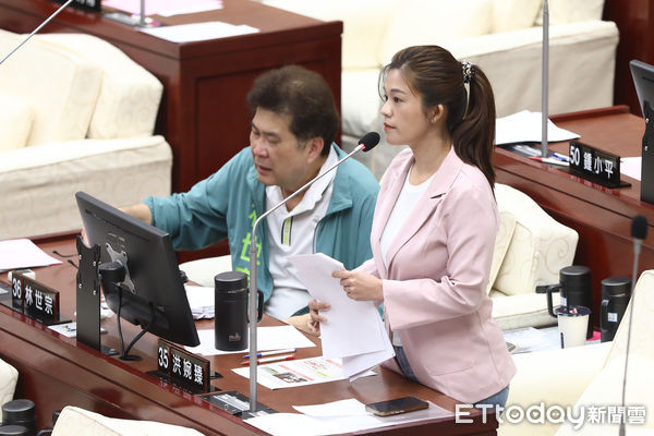 ▲市議員洪婉臻質詢蔣萬安社宅拍攝成人片。（圖／記者林敬旻攝）