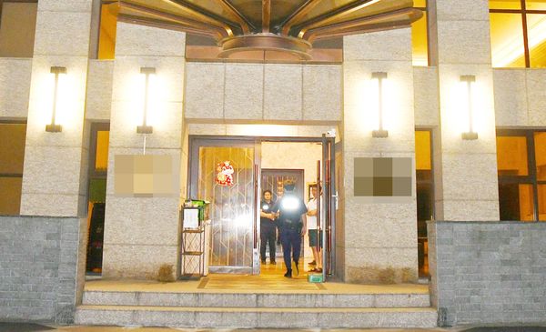 ▲桃園市中壢區某社區住戶5月中旬發生住戶翻找垃圾時，疑似誤觸紅外線裝置導致被輾壓受傷送醫不治，警方到場調查。（資料照／讀者提供）