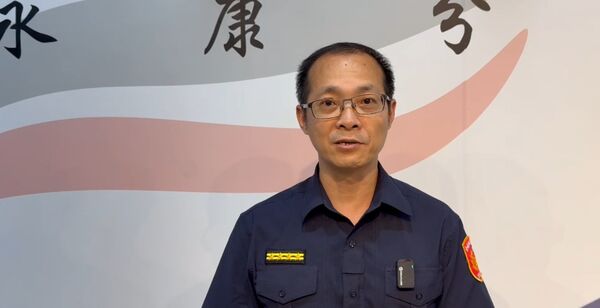 ▲台南市永康大灣路5日發生行人違規穿越道路遭直行機車撞擊事故，警方到場處理。（圖／翻攝自臉書台南大小事）