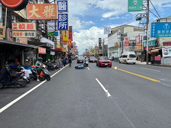 ▲台南市永康大灣路5日發生行人違規穿越道路遭直行機車撞擊事故，警方到場處理。（圖／翻攝自臉書台南大小事）