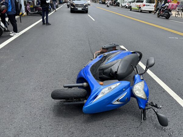 ▲台南市永康大灣路5日發生行人違規穿越道路遭直行機車撞擊事故，警方到場處理。（圖／翻攝自臉書台南大小事）