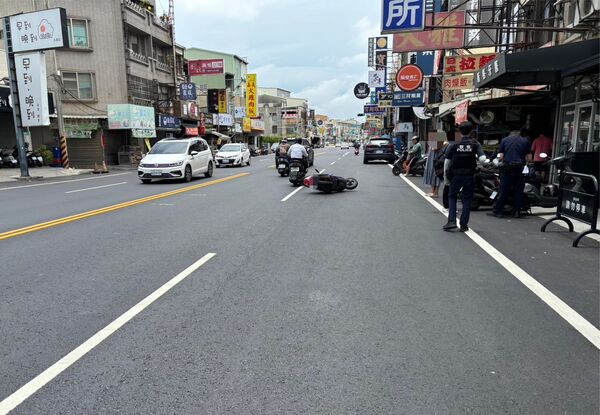 ▲台南市永康大灣路5日發生行人違規穿越道路遭直行機車撞擊事故，警方到場處理。（圖／翻攝自臉書台南大小事）