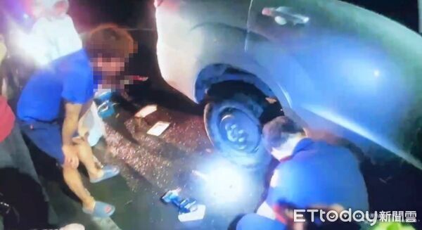 ▲▼強降雨又遇車輛爆胎！1家3口深夜慘困高雄山區。（圖／記者賴文萱翻攝）