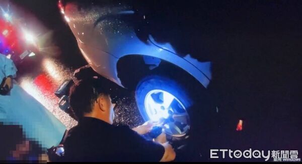 ▲▼強降雨又遇車輛爆胎！1家3口深夜慘困高雄山區。（圖／記者賴文萱翻攝）