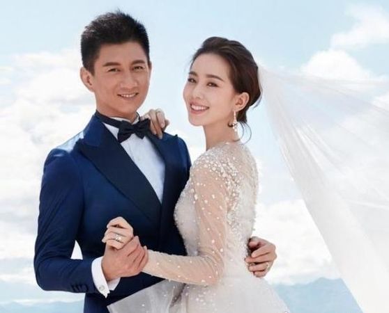 ▲吳奇隆被發現戴著婚戒錄節目。（圖／翻攝自微博）