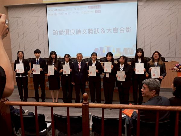 ▲全台首創跨校AI應用與監管課程，學生跨系撰寫AI議題論文見證教育新模式。（圖／記者陳弘修翻攝）