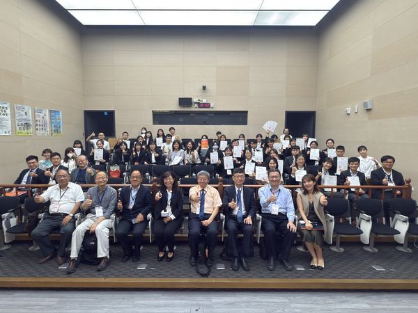 ▲全台首創跨校AI應用與監管課程，學生跨系撰寫AI議題論文見證教育新模式。（圖／記者陳弘修翻攝）