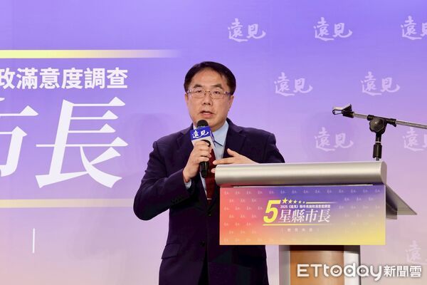 ▲台南市長黃偉哲出席《遠見》五星縣市長頒獎典禮，代表台南市獲得「施政滿意度最佳進步獎」。（記者林東良翻攝，下同）