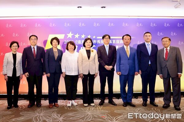 ▲台南市長黃偉哲出席《遠見》五星縣市長頒獎典禮，代表台南市獲得「施政滿意度最佳進步獎」。（記者林東良翻攝，下同）