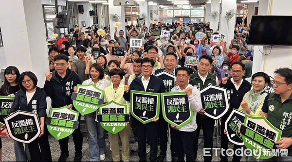 ▲▼就任綠高市黨部主委一周年！黃文益秀成績單　盼市長初選越快越好。（圖／記者賴文萱翻攝）