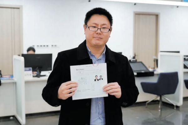 ▲▼任教於華僑大學的張立齊，取得「台灣居民定居證」。（圖／翻攝北京日報）