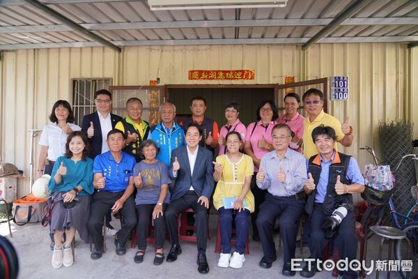 ▲台南「做工行善團」志工團隊遠徵南投修繕林阿嬤老宅，完工後全家展露久違笑容。（記者林東良翻攝，下同）