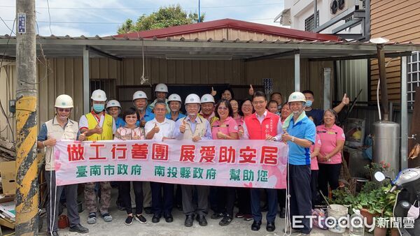 ▲台南「做工行善團」志工團隊遠徵南投修繕林阿嬤老宅，完工後全家展露久違笑容。（記者林東良翻攝，下同）