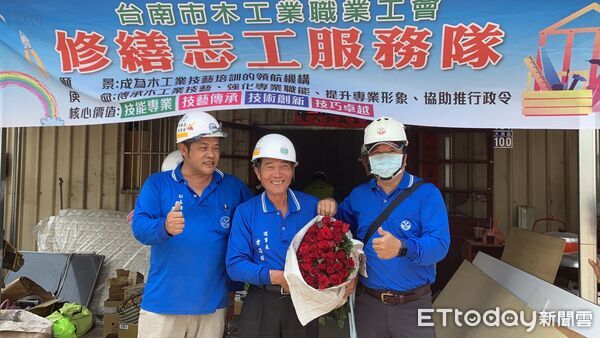 ▲台南「做工行善團」志工團隊遠徵南投修繕林阿嬤老宅，完工後全家展露久違笑容。（記者林東良翻攝，下同）