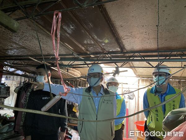 ▲台南「做工行善團」志工團隊遠徵南投修繕林阿嬤老宅，完工後全家展露久違笑容。（記者林東良翻攝，下同）