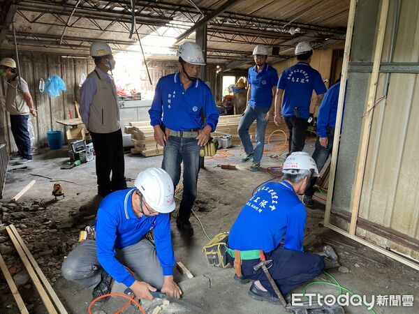 ▲台南「做工行善團」志工團隊遠徵南投修繕林阿嬤老宅，完工後全家展露久違笑容。（記者林東良翻攝，下同）