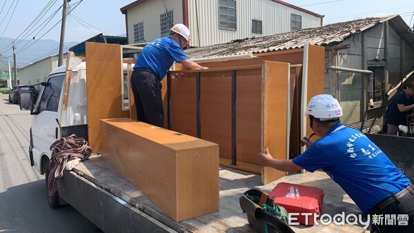 ▲台南「做工行善團」志工團隊遠徵南投修繕林阿嬤老宅，完工後全家展露久違笑容。（記者林東良翻攝，下同）