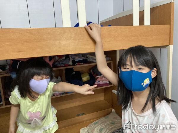 ▲台南「做工行善團」志工團隊遠徵南投修繕林阿嬤老宅，完工後全家展露久違笑容。（記者林東良翻攝，下同）