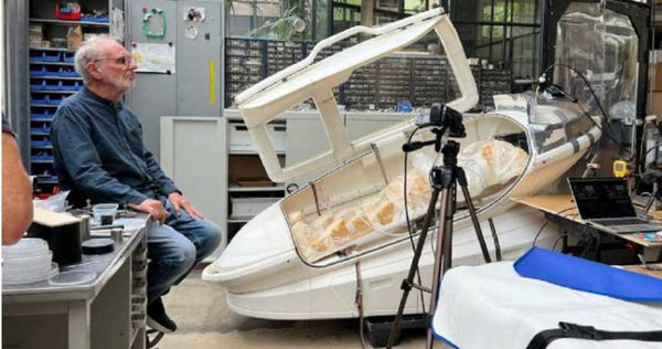 Sarco安樂死膠囊艙與設計者菲利普‧尼屈克。（圖／翻攝https://www.exitinternational.net/sarco）